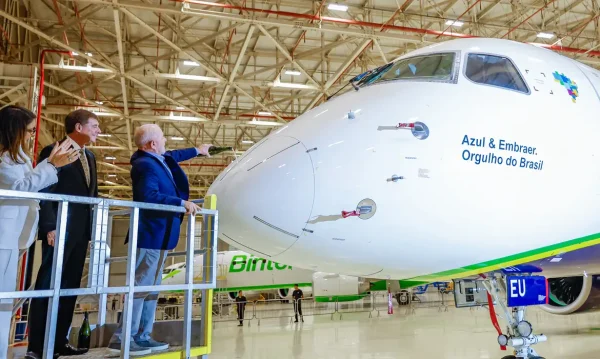26.04.2024 - Presidente da República, Luiz Inácio Lula da Silva, durante Cerimônia de entrega de aeronave da Embraer à Azul, na Fábrica da Embraer, Hangar F300 , em São José dos Campos (SP). Foto: Ricardo Stuckert / PR