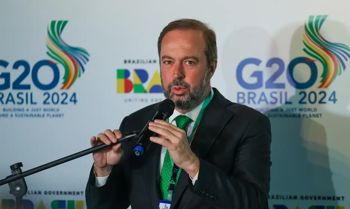 Brasília (DF) 15/04/2024
O ministro de Minas e Energia, Alexandre Silveira, fala com a imprensa após a abertura da primeira reunião presencial do Grupo de Trabalho (GT) de Transições Energéticas do G20, na sede do G20 em Brasília.
Foto: Fabio Rodrigues- Pozzebom/Agência Brasil