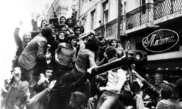 REVOLUÇÃO DOS CRAVOS - PORTUGAL. - Wikipedia/Centro de Documentação 25 de Abril