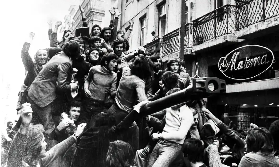 REVOLUÇÃO DOS CRAVOS - PORTUGAL. - Wikipedia/Centro de Documentação 25 de Abril