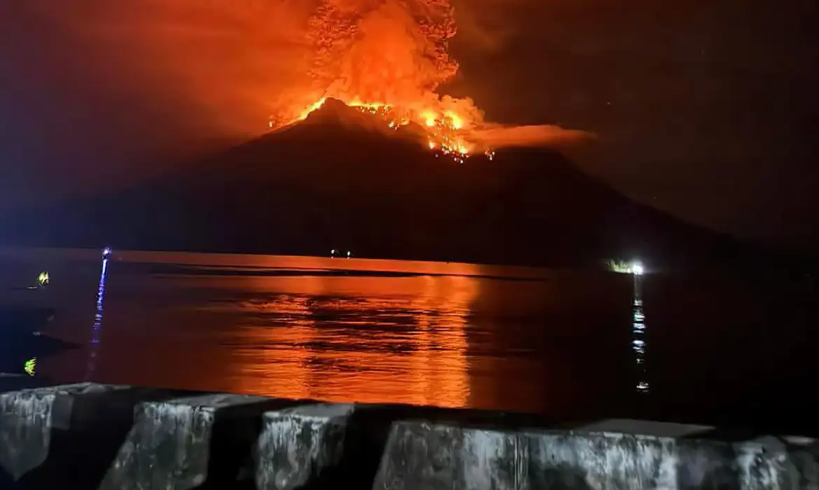 Hot lava flows from Mount Ruang volcano during an eruption in Sitaro, North Sulawesi province, Indonesia, April 17, 2024. Antara Foto/HO/BPBD Kab Sitaro/via REUTERS ATTENTION EDITORS - THIS IMAGE HAS BEEN SUPPLIED BY A THIRD PARTY. MANDATORY CREDIT. INDONESIA OUT. NO COMMERCIAL OR EDITORIAL SALES IN INDONESIA.