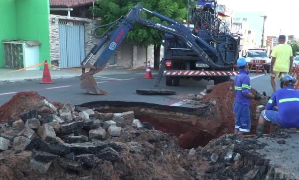 Buraco na avenida Coronel Estevam em Natal (RN) — Foto: Reprodução/Inter TV Cabugi