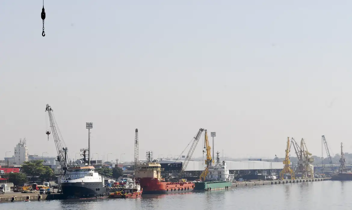 Atracação de navios no Caís do Porto do Rio de Janeiro, guindaste, container.