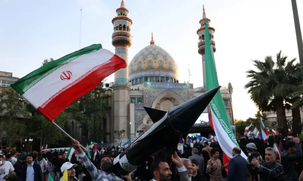 Iranianos com modelo de míssil durante celebração em Teerã
15/4/2024    Majid Asgaripour/WANA (West Asia News Agency) via REUTERS