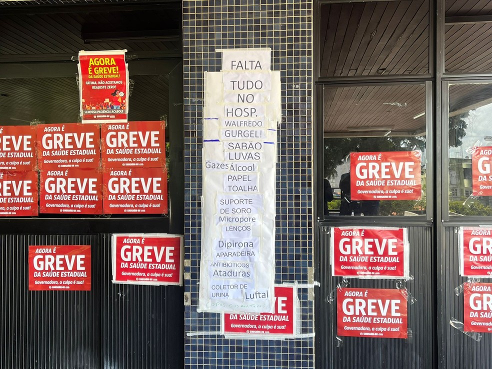 Cartazes com anuncio da greve no Hospital Walfredo Gurgel, o maior do RN — Foto: Vinícius Marinho/Inter TV Cabugi/Arquivo