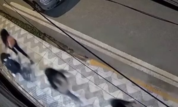 Estudantes correm após ouvirem  tiros em Macaíba — Foto: Reprodução