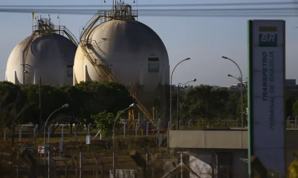 Reservatórios de combustíveis da transpetro, em Brasília.