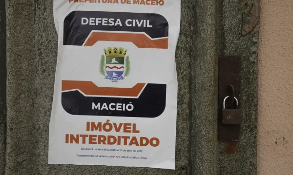 Maceió (AL) 17/12/2023 – Casas nas proximidades da mina n°18 da mineradora Braskem na lagoa de Mundaú são interditadas com os avisos colocados pela prefeitura de Maceió e a Defesa Civil.
Foto: Joédson Alves/Agência Brasil