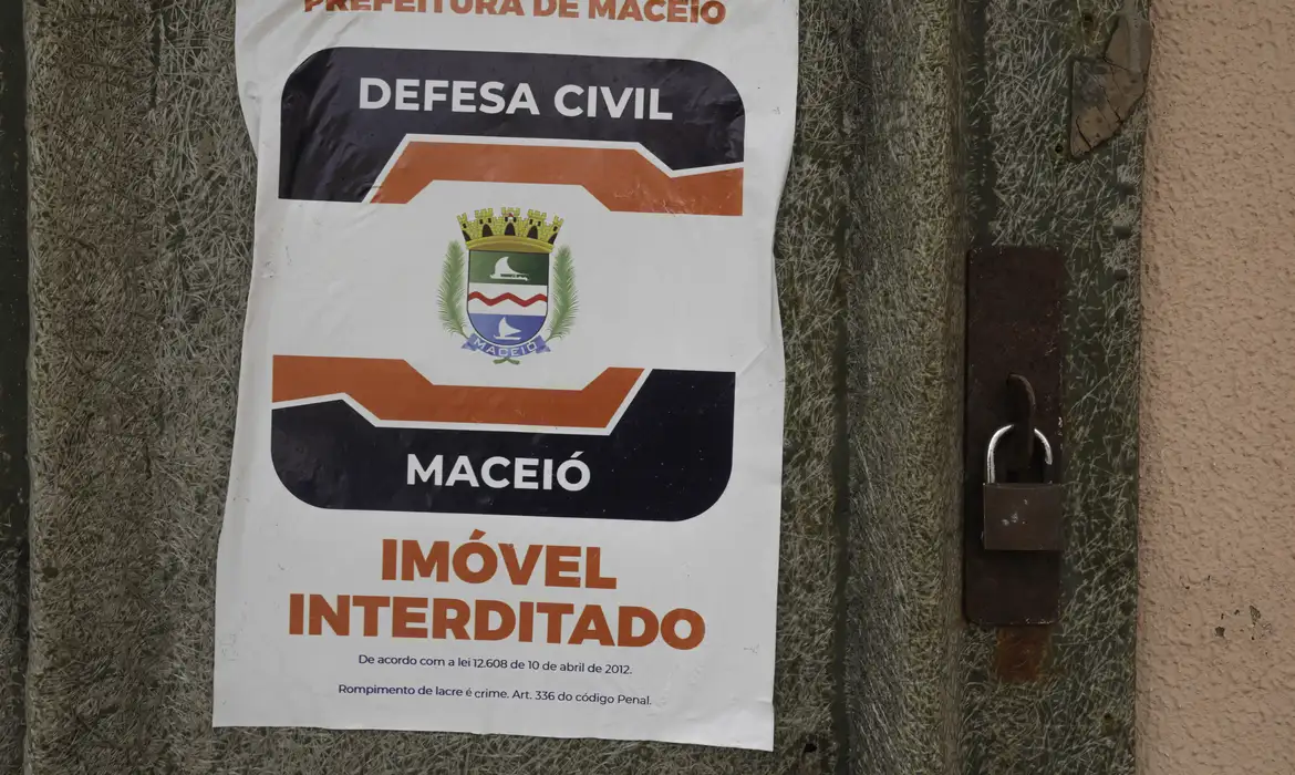 Maceió (AL) 17/12/2023 – Casas nas proximidades da mina n°18 da mineradora Braskem na lagoa de Mundaú são interditadas com os avisos colocados pela prefeitura de Maceió e a Defesa Civil.
Foto: Joédson Alves/Agência Brasil