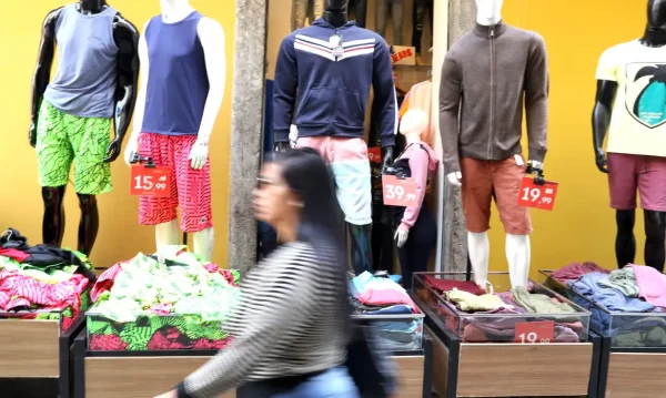 Movimetação do comércio nas lojas da SAARA (Sociedade de Amigos das Adjacências da Rua da Alfândega), centro da cidade.