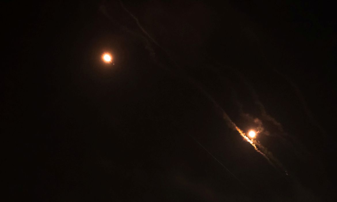 Objects are seen in the sky above Jerusalem after Iran launched drones and missiles towards Israel, in Jerusalem April 14, 2024. REUTERS/Ronen Zvulun