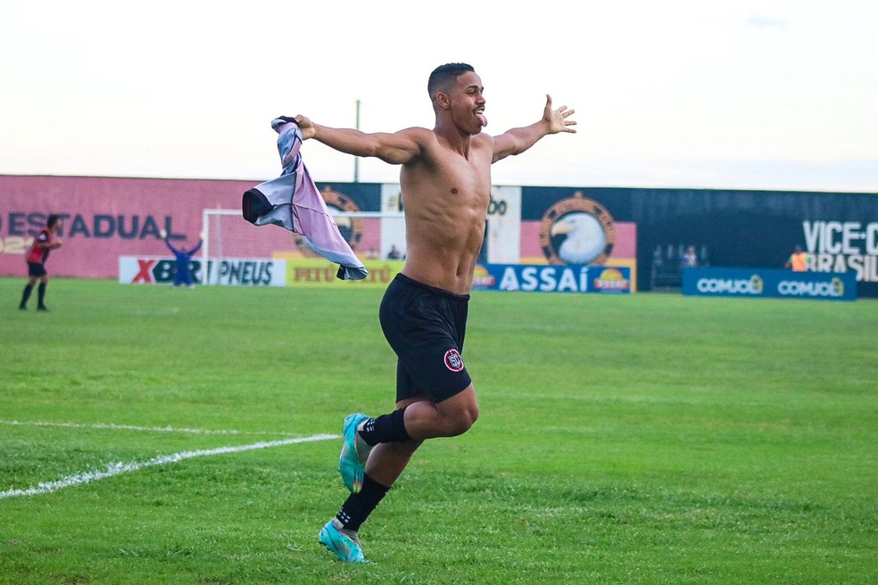 Victor fez os dois gols do Santa Cruz de Natal na vitória sobre o ABC — Foto: Pedro Santiago/Santa Cruz de Natal