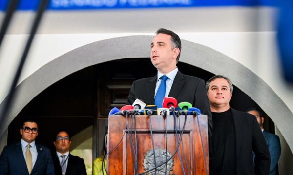 Com a decisão do ministro do Supremo Tribunal Federal (STF) de suspender a desoneração da folha de pagamento, o senador Efraim Filho (União-PB), autor do projeto original sobre o tema, se reúne, nesta sexta-feira (26), com o presidente do Senado Federal, senador Rodrigo Pacheco (PSD-MG), na residência oficial.Após a conversa, a Casa decidiu que irá recorrer da deliberação da Suprema Corte.Na imagem, presidente do Senado Federal, senador Rodrigo Pacheco (PSD-MG), concede entrevista. Foto: Pedro Gontijo/Senado Federal