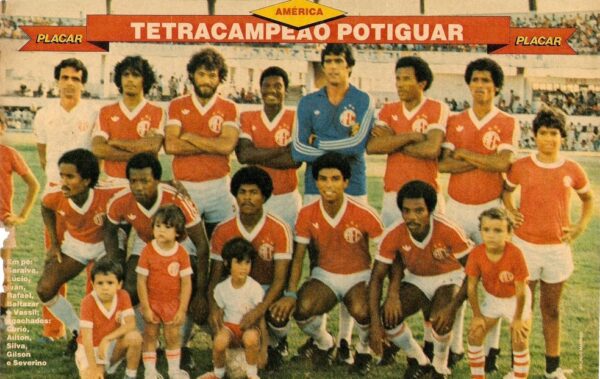 O América campeão de 1982 - Em pé: Saraiva, Lúcio, Ivan Silva, Rafael, Baltazar e Vassil; Agachados: Curió, Ailton, Silva, Gilson e Severinho — Foto: Reprodução