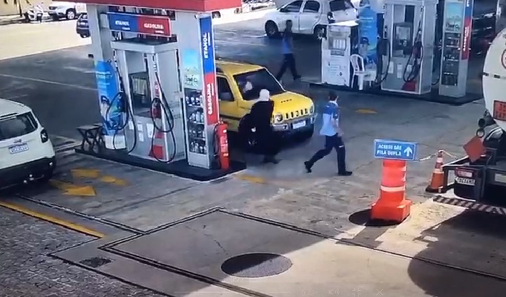 Assaltante é baleado por cliente em posto de combustíveis em Natal — Foto: Reprodução