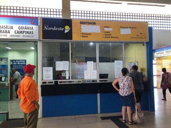 Clientes em guichê na Rodoviária de Natal, na manhã desta segunda (1) — Foto: Layssa Vilela/Inter TV Cabugi