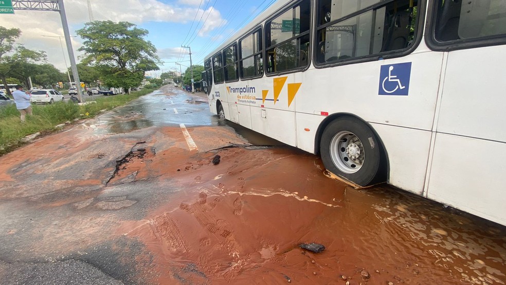 Asfalto cedeu na marginal da BR-101 em Candelária — Foto: Francielly Medeiros/Inter TV Cabugi