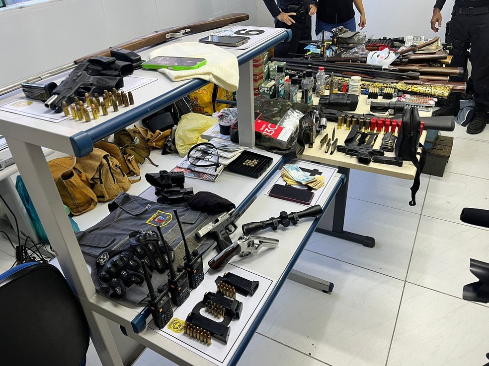 Arsenal apreendido com policial militar suspeito de integrar grupo de extermínio no RN — Foto: Vinícius Marinho/Inter TV Cabugi