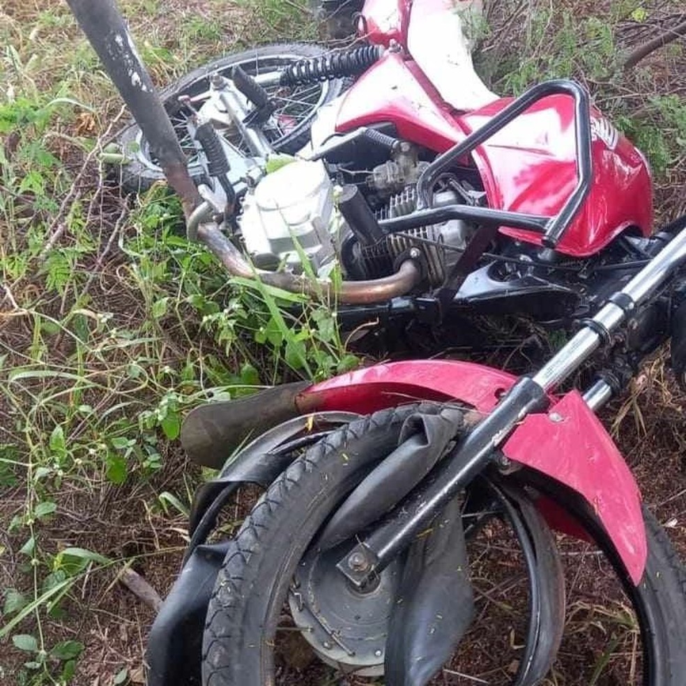 Moto onde estavam pai e filho que morreram em acidente no município do Paraná, no Alto Oeste potiguar — Foto: Cedida