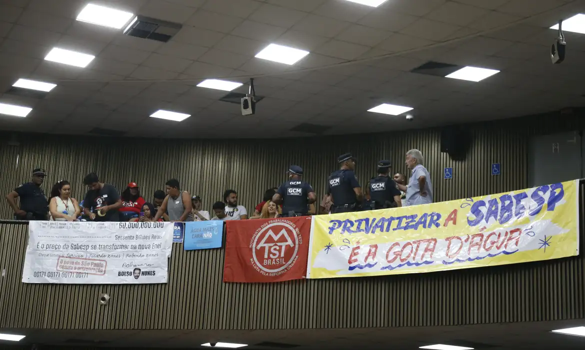 São Paulo (SP) 02/05/2024 - Manifestação contra a privatização da SABESP, na Câmara de Vereadores de São Paulo.Foto: Paulo Pinto/Agência Brasil