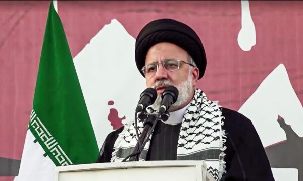 O presidente do Irã, Ebrahim Raisi, afirmou neste domingo (14) que o ataque no sábado (13) a Israel foi “uma lição contra o inimigo sionista”, avisando Tel Aviv que qualquer “nova aventura” irá contar com uma resposta “ainda mais dura” de Teerã.
Frame Reuters