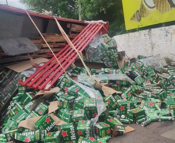 Caminhão carregado de cerveja tomba em Mossoró — Foto: Reprodução