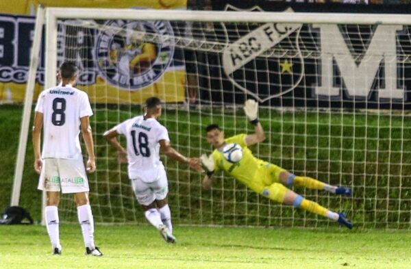 Jenison perde pênalti e erro pesa em revés do ABC para o Londrina — Foto: Alexandre Lago