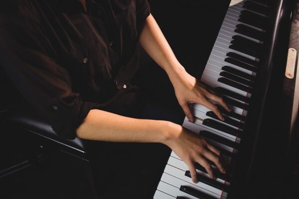 Pianista vai receber couvert referente aos anos em que trabalhou na empresa — Foto: Wavebreakmedia_micro/Freepik