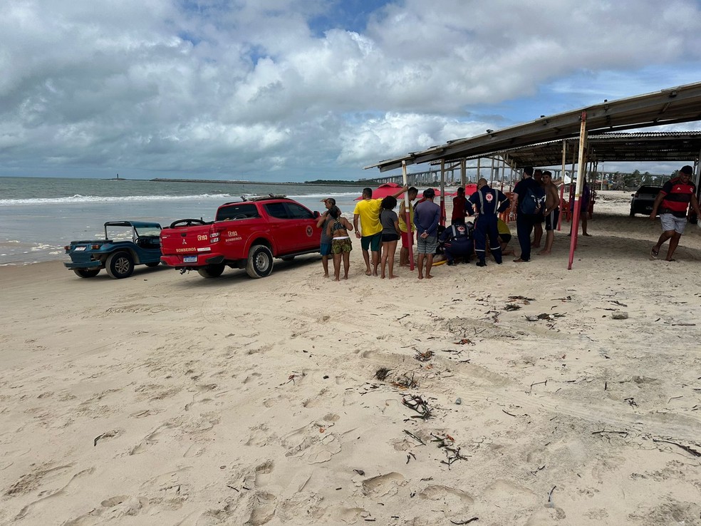 Adolescente de 17 anos se afoga ao tentar salvar amigo na praia da Redinha — Foto: Kléber Teixeira/Inter TV Cabugi