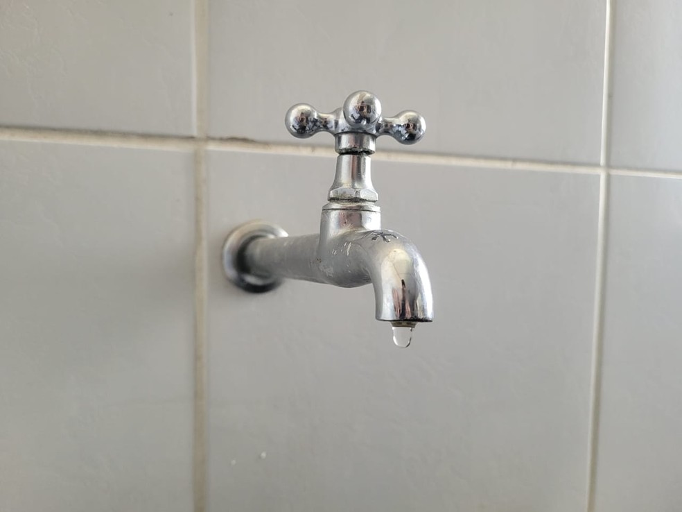 Torneira com gota de água — Foto: Igor Jácome/g1