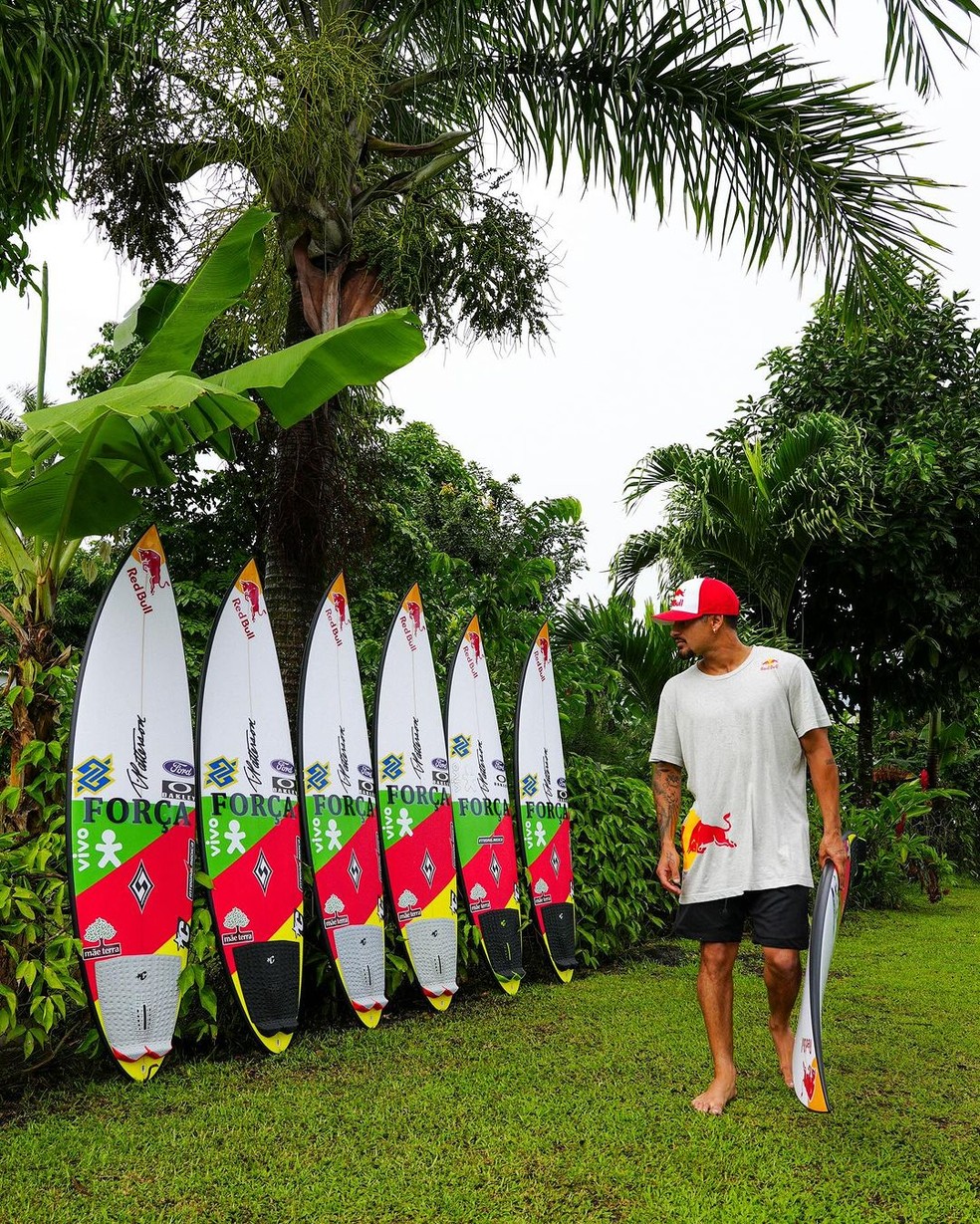 Italo Ferreira usa cores da bandeira do Rio Grande do Sul nas pranchas que vai usar no Taiti — Foto: Divulgação