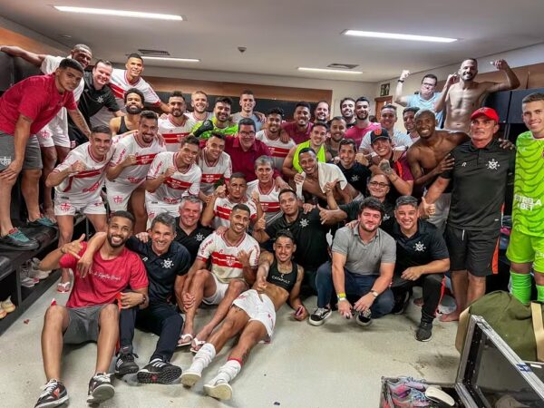 Jogadores, dirigentes e comissão técnica do CRB comemoram a classificação contra o Bahia — Foto: Rafa Peixe/ASCOM CRB