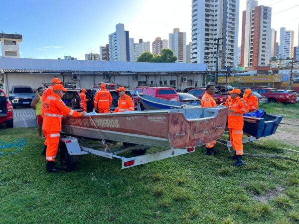 Onze bombeiros do RN embarcam para auxiliar vítimas das enchentes no Rio Grande do Sul — Foto: Vinicius Marinho/Inter TV Cabugi
