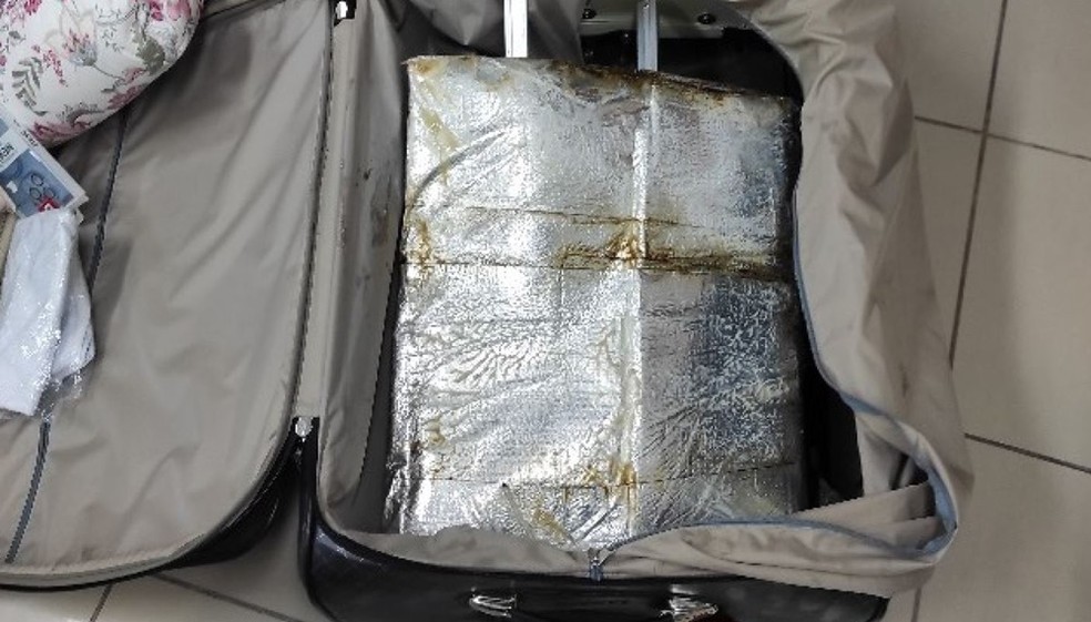 Droga foi encontrada em fundo falso de mala, no Aeroporto de Natal — Foto: PF/Divulgação