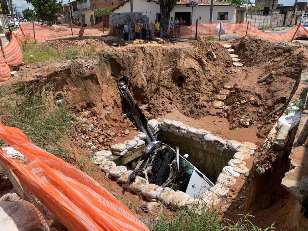 Carro cai em cratera na Zona Norte de Natal — Foto: Gustavo Brendo/Inter TV Cabugi