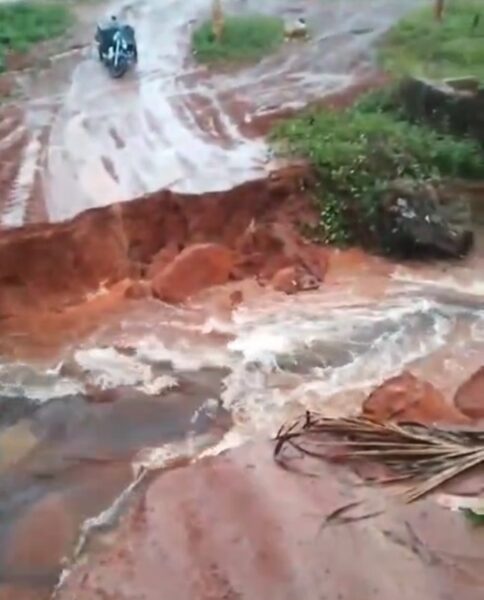 Cratera se abriu em estrada em Rio do Fogo — Foto: Reprodução