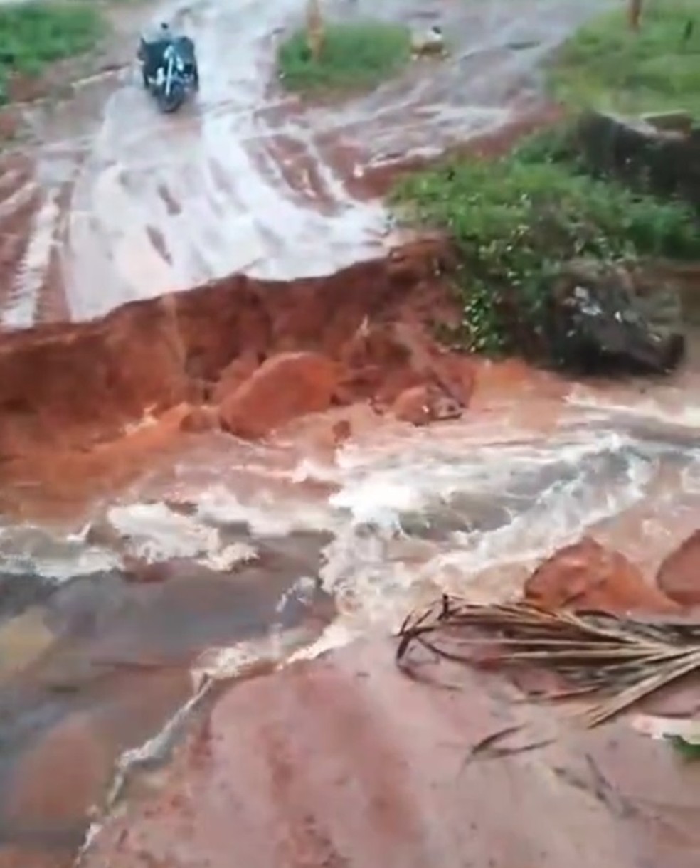 Cratera se abriu em estrada em Rio do Fogo — Foto: Reprodução