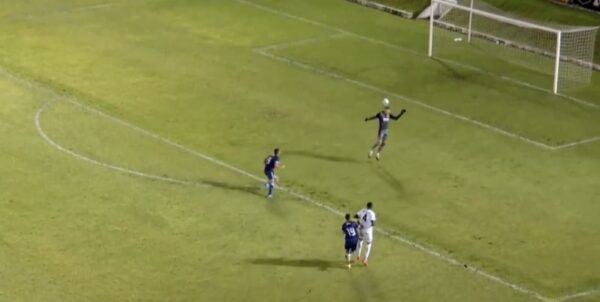 Gol contra bizarro em ABC x Londrina — Foto: Reprodução/Zapping Sports