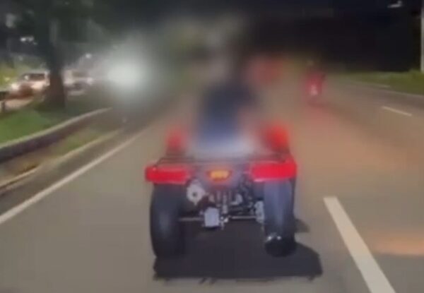 Dupla é flagrada fazendo manobras arriscadas em quadriciclo na BR-101 — Foto: Reprodução