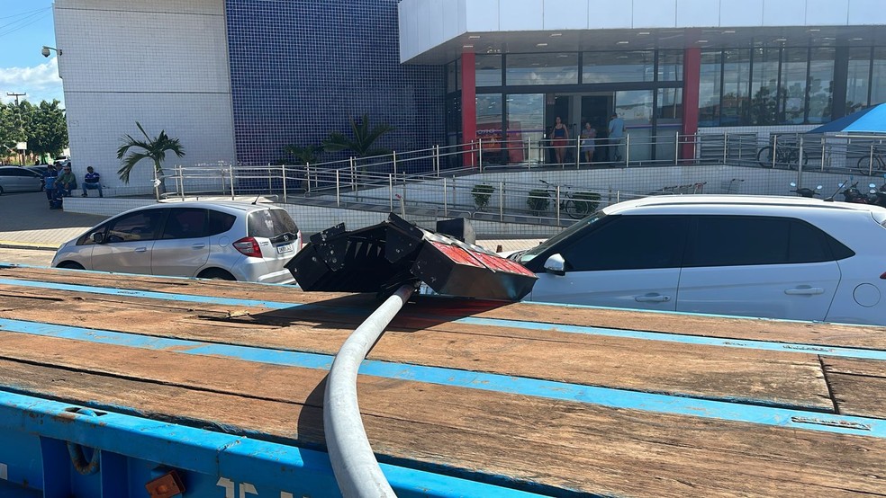 Semáforo foi derrubado na BR-110 em Mossoró — Foto: Cedida