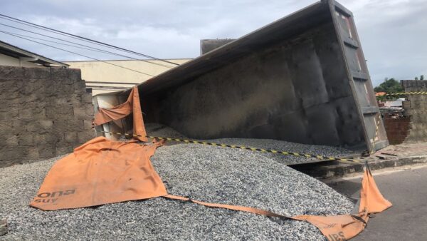 Motorista perde o controle de caminhão, derruba 4 postes e para após bater em muro de igreja na Grande Natal — Foto: Layssa Vilela/Inter TV Cabugi