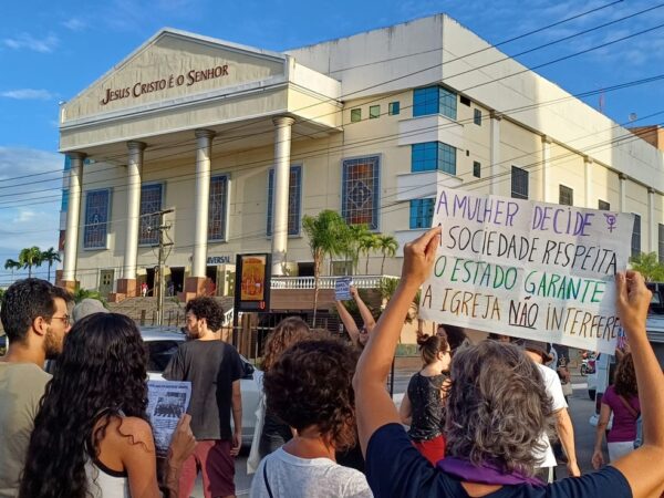 Manifestantes protestam em Natal contra projeto que equipara aborto a crime de homicídio — Foto: Rodrigo Ielpo/Cedida