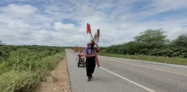 Idoso de 81 anos faz peregrinação com cruz de 30 quilos e passa pelo RN rumo ao Maranhão — Foto: Heber Farias/Sertão Seridó