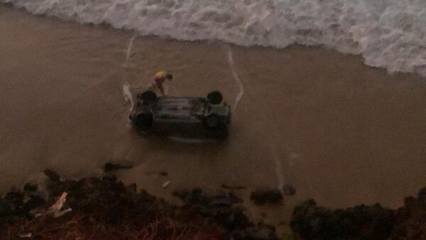 Carro caiu de falésia na praia de Pipa, no RN — Foto: Corpo de Bombeiros/Cedida