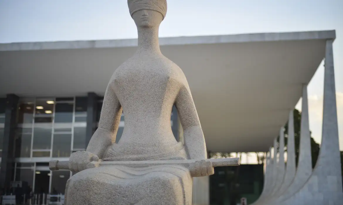 Fachada do Supremo Tribunal Federal (STF) com estátua A Justiça, de Alfredo Ceschiatti, em primeiro plano.