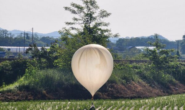 Balão com objetos em Cheorwon, na Coreia do Sul
29/5/2024    Yonhap via REUTERS