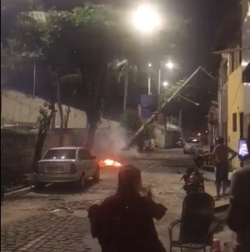 Poste caiu em Santos Reis, na Zona Leste de Natal — Foto: Reprodução