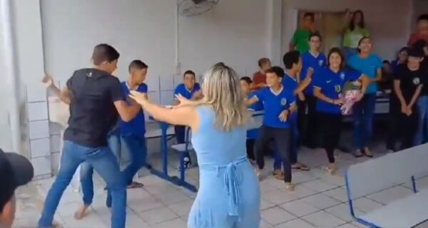 Alunos simularam briga para fazer surpresa para diretora de escola no RN — Foto: Reprodução
