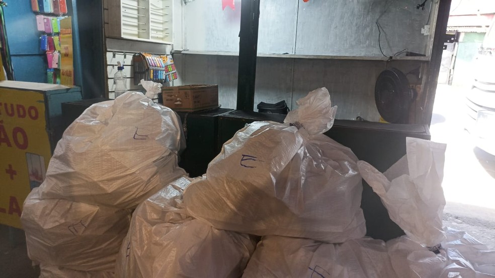Maços de cigarros apreendidos no Alecrim, na Zona Leste de Natal — Foto: Divulgação/PF