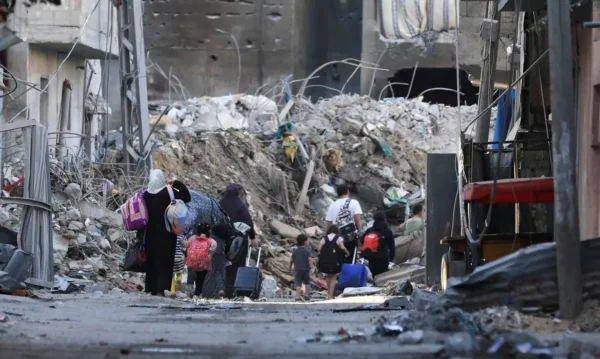 Palestinos carregam pertences ao fugir de suas casas na Cidade de Gaza
7/11/2023 REUTERS/Mohammed Al-Masri